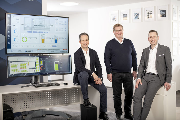 [Translate to Polish:] Executive_board_COPA-DATA_HQ_2022.jpg: CMO Phillip Werr, CEO and founder Thomas Punzenberger, and CSO Stefan Reuther (from left) are pleased with a successful financial year.